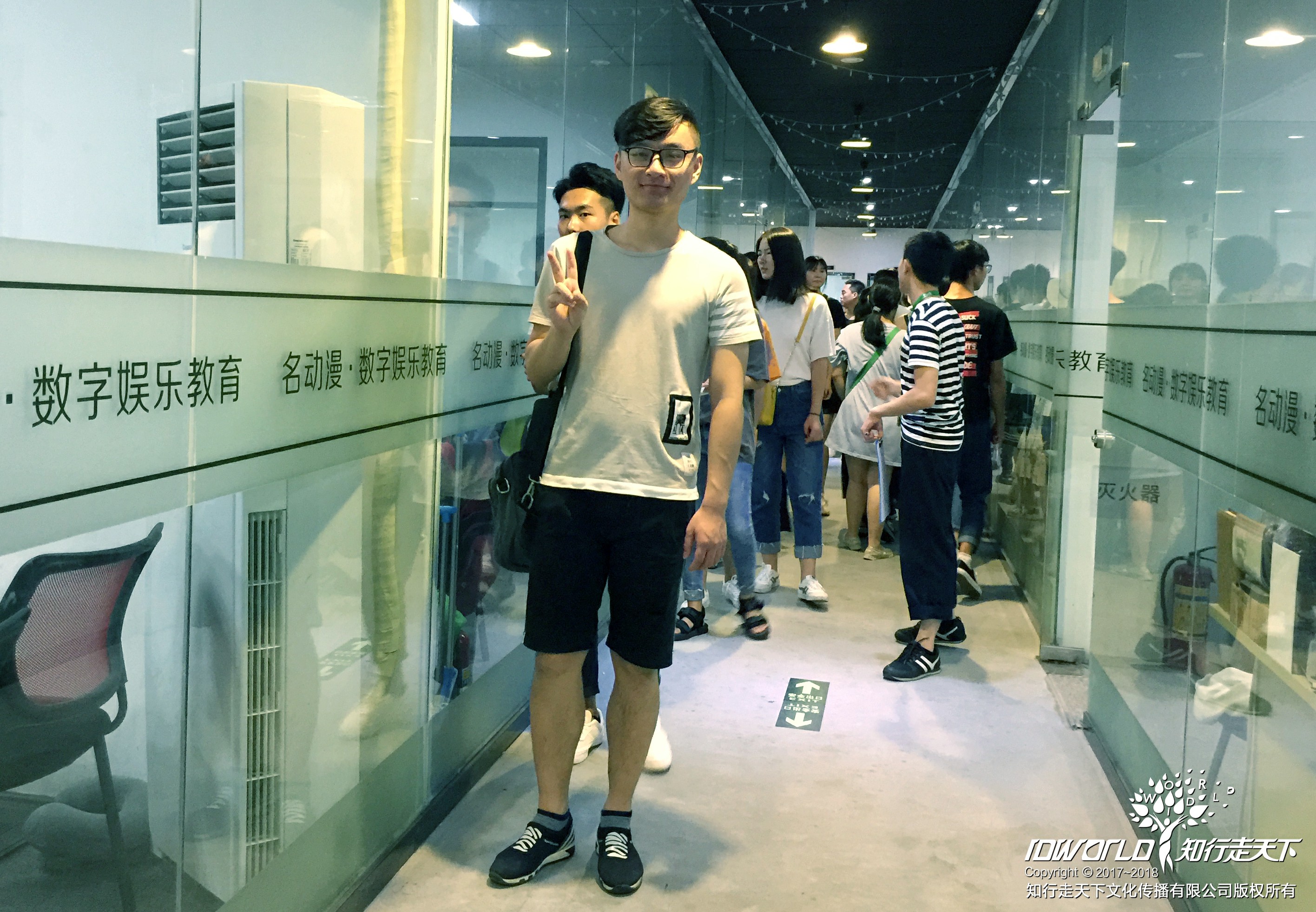 同学们在名动漫参观